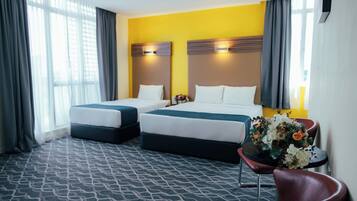 Minibar, caja de seguridad en la habitación y escritorio