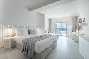 Suite superior, vistas al mar | Ropa de cama hipoalergénica, minibar, caja fuerte