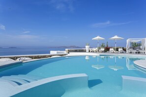 Seasonal outdoor pool, pool umbrellas, pool loungers - DeLight Boutique Hotel - Small Luxury Hotels of the World (Mykonos)