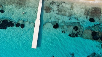 Una spiaggia nelle vicinanze, lettini da mare, ombrelloni