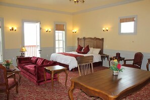 Suite, 1 King Bed, Balcony | Pillow-top beds, iron/ironing board, free WiFi, bed sheets - Windsor Hotel (Del Norte)