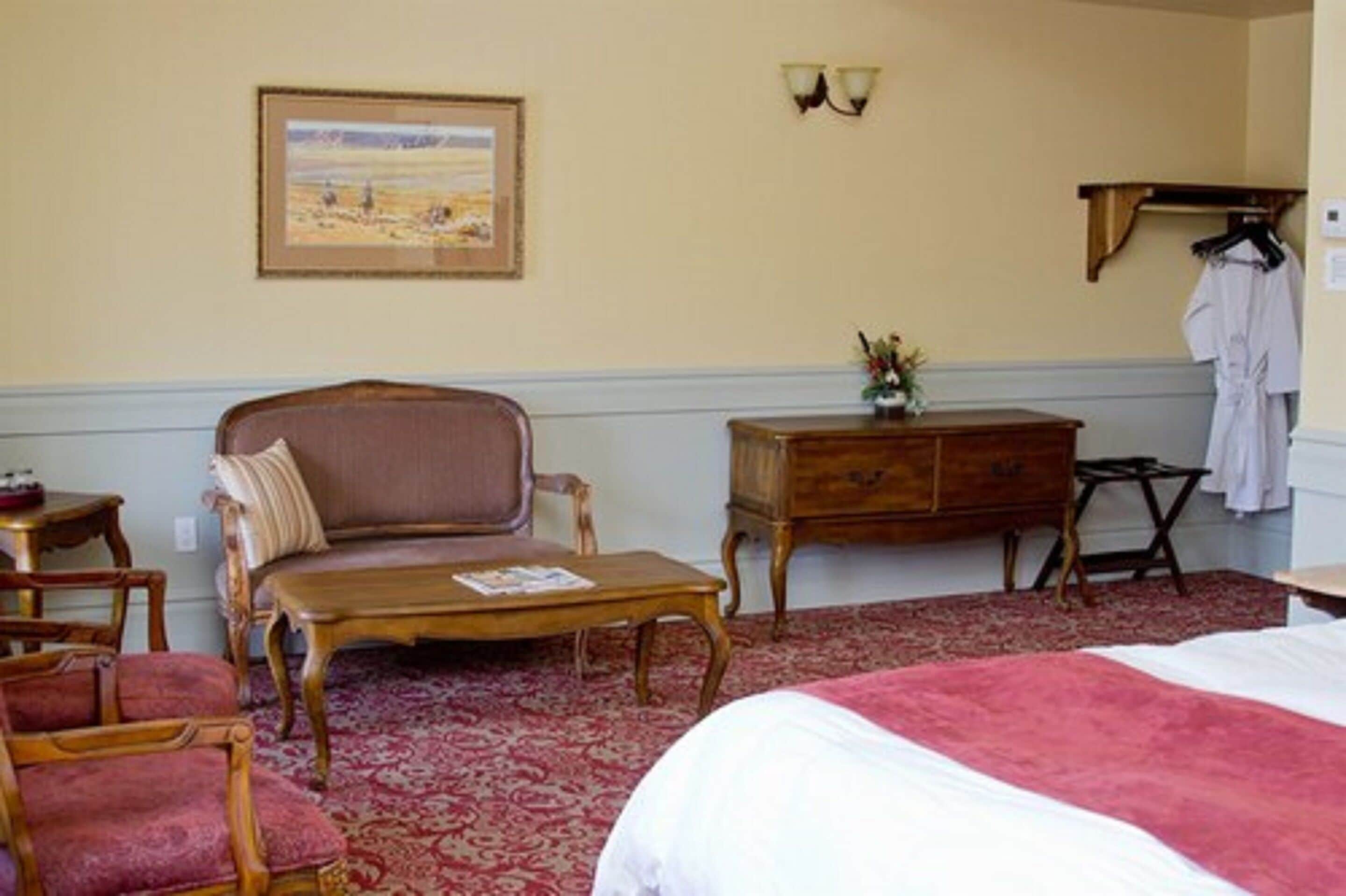 room, 1 queen bed | living area | flat-screen tv