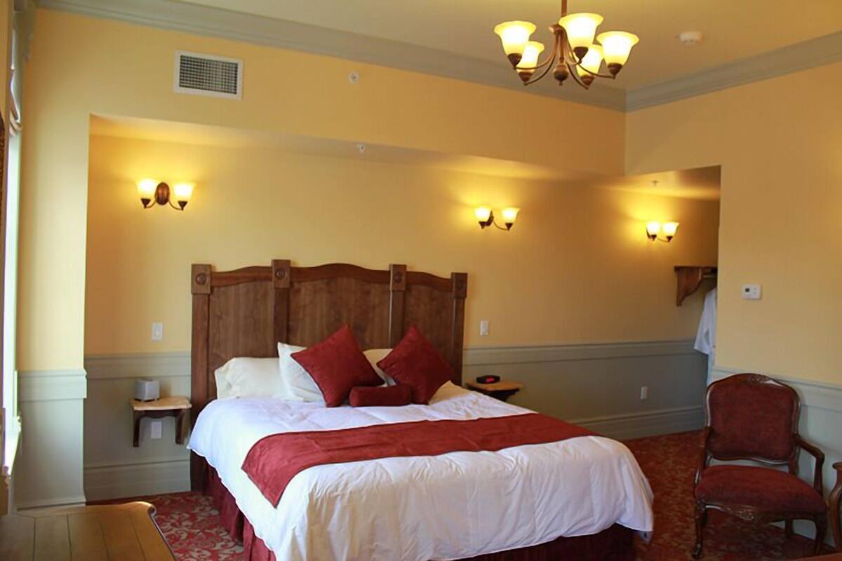 room, 1 queen bed | pillow-top beds, iron/ironing board, free wifi, bed sheets