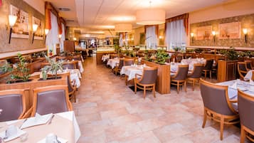 Tägliches Frühstücksbuffet (15.9 EUR pro Person)