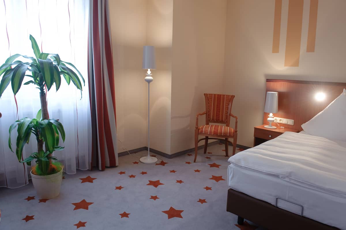Singola Classic (Street view) | Biancheria da letto ipoallergenica, materassi Select Comfort, minibar