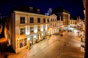 Fachada de la propiedad por la tarde o noche