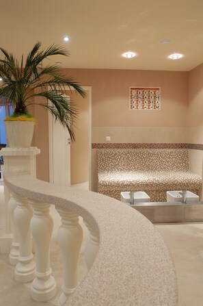 Sauna, soins corporels, soins d'aromathérapie, gommages corporels