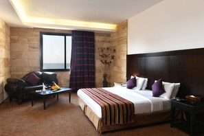 高级房 | 羽绒被、Select Comfort 床、迷你吧、客房内保险箱