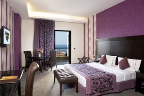 羽绒被、Select Comfort 床、迷你吧、客房内保险箱