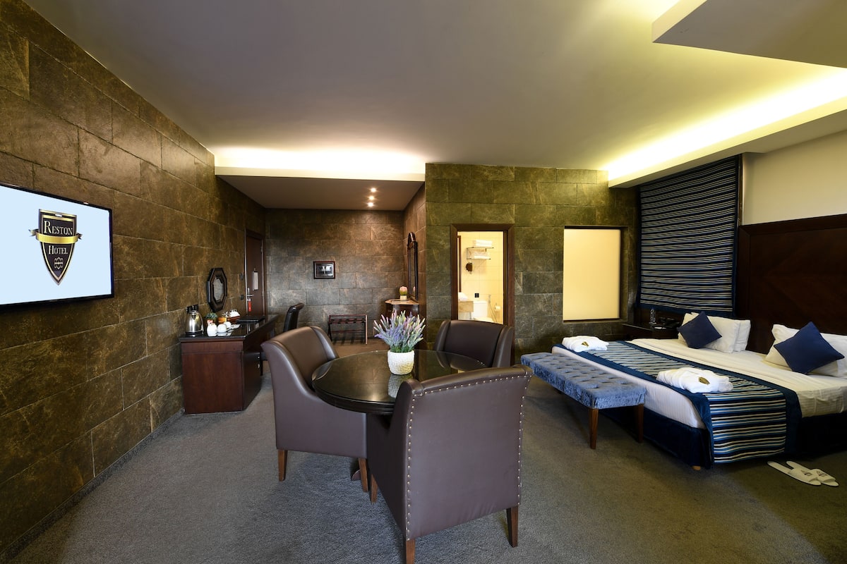 executive suite, 1 king bed | down duvets, select comfort beds, minibar, in-room safe