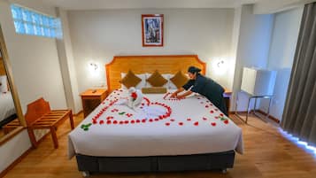 Junior Studio Suite, 1 King Bed, City View | Down duvets, minibar, in-room safe, individually furnished