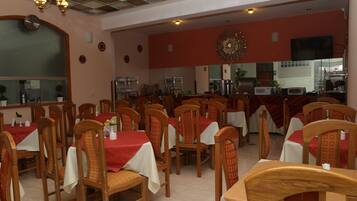 ๋งค์ผ ๋ทํ ๋ฌด๋ฃ ์์นจ ์์ฌ ํฌํจ