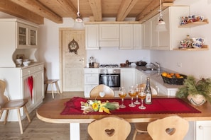 Appartement Deluxe, 2 chambres (4 people) | Coffres-forts dans les chambres, bureau, rideaux occultants
