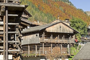 A wooden building with a balcony, surrounded by a mountainous landscape. - Albergo Diffuso Sauris In Sauris di Sopra (Sauris)
