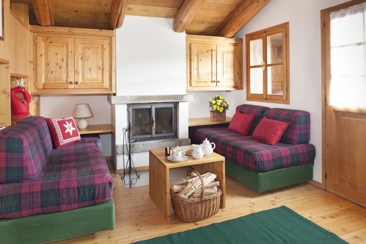 Deluxe Studio | Living area | Flat-screen TV