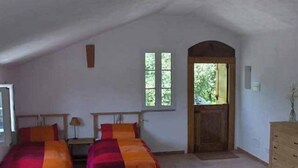 Blackout curtains, free cots/infant beds, free rollaway beds - Farmhouse Castagnola 64 B&B (Ne)