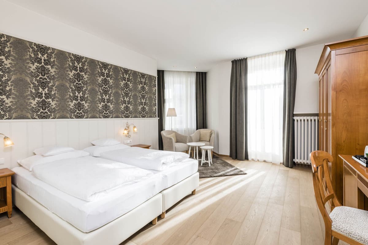 deluxe double room, 1 double bed | in-room safe, desk, cots/infant beds, free wifi