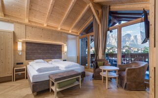 全景套房, 1 间卧室, 山腰 | 客房内保险箱、办公桌、婴儿床、免费 WiFi