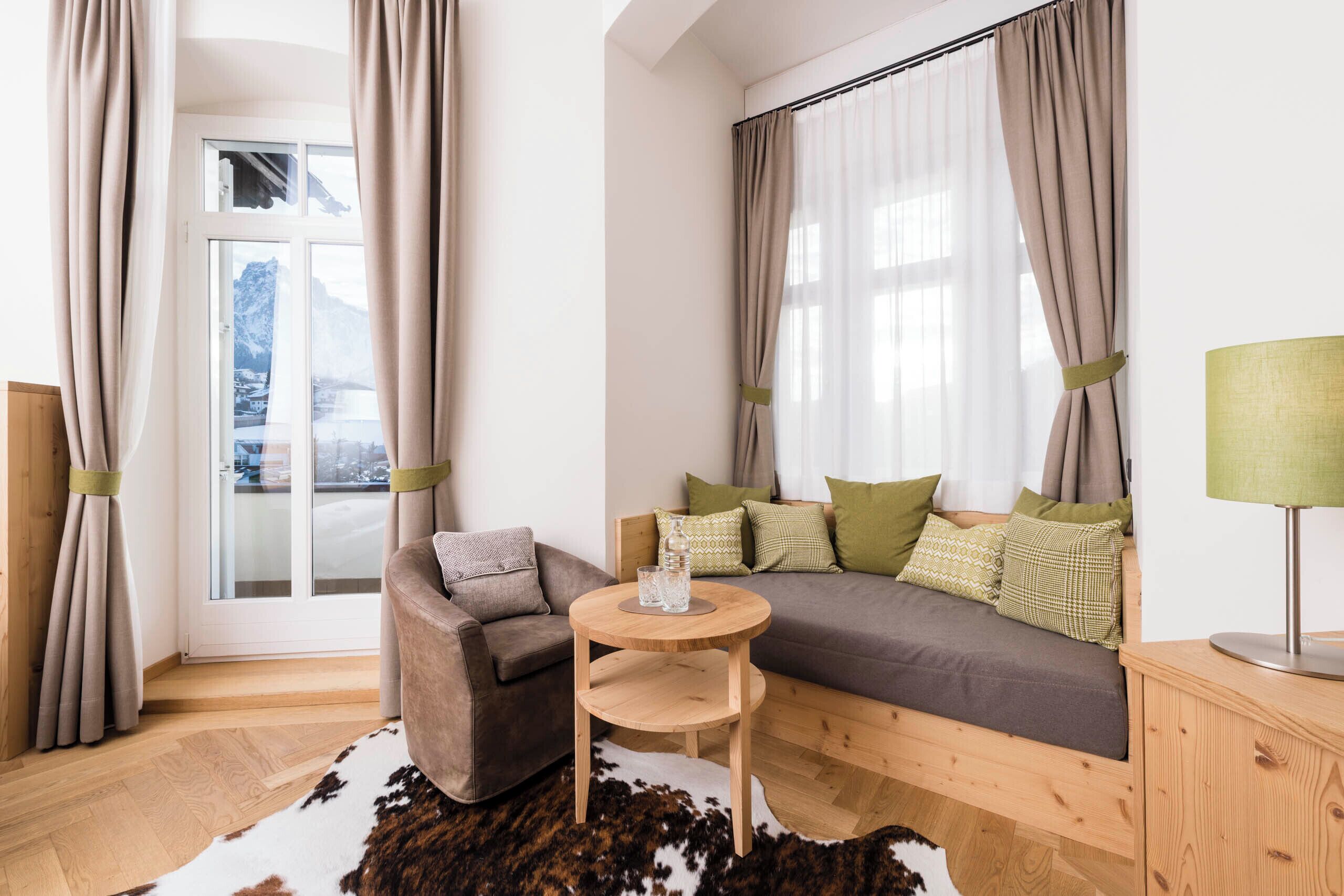 junior suite, 1 double bed | living area | flat-screen tv