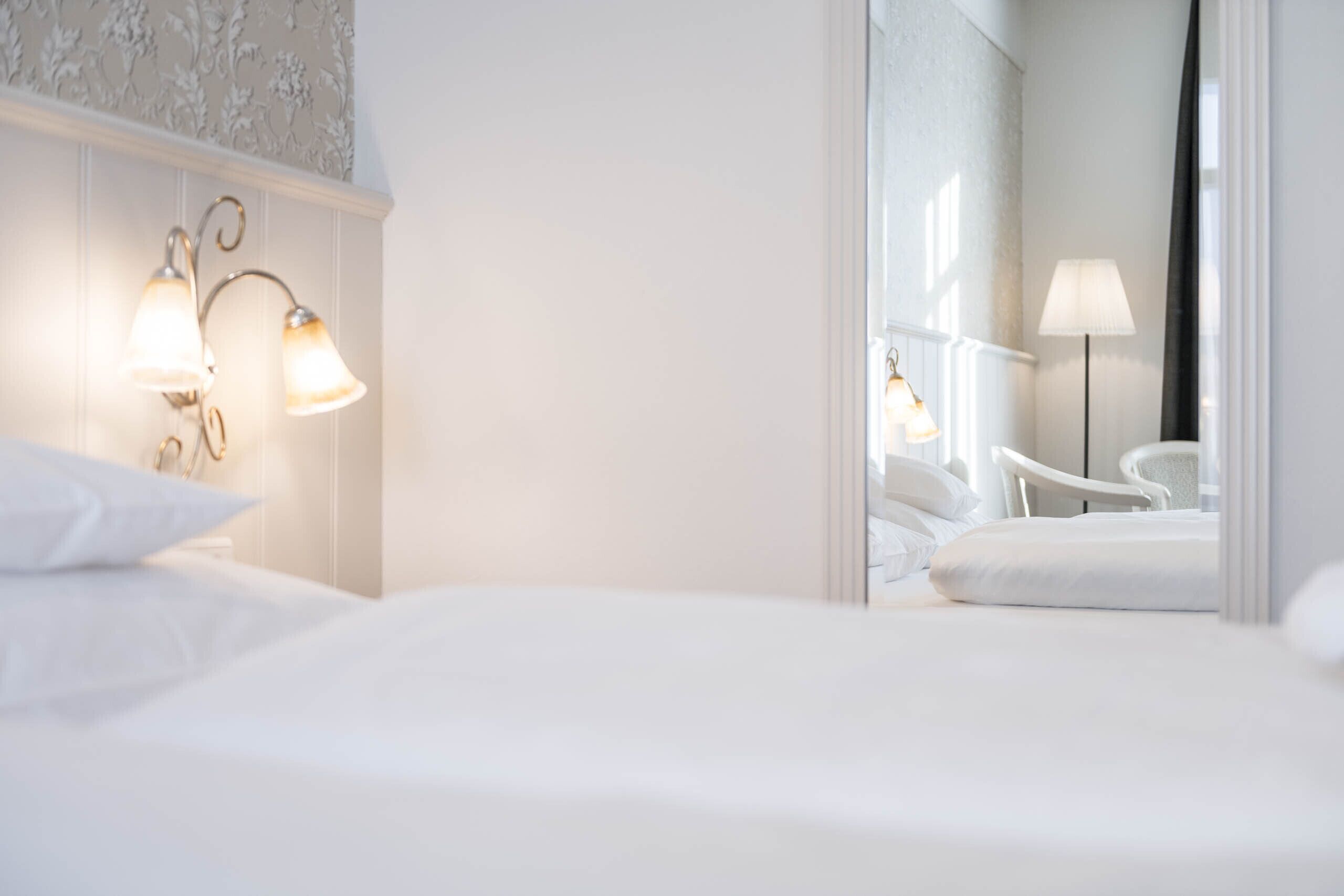 Phòng đôi tiện nghi đơn giản, 1 giường cỡ queen | Bộ đồ giường cao cấp, két bảo mật tại phòng, bàn 