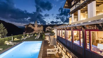 Facciata della struttura - sera/notte