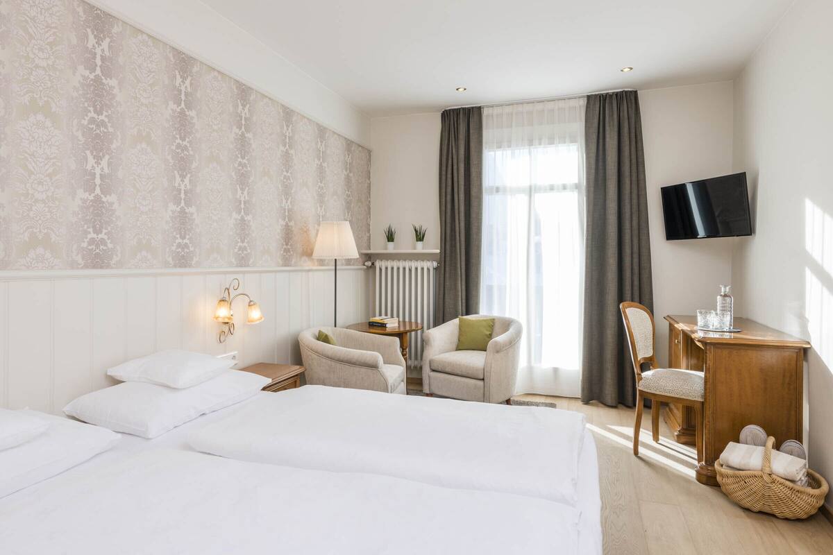 comfort double room, 1 double bed | in-room safe, desk, cots/infant beds, free wifi