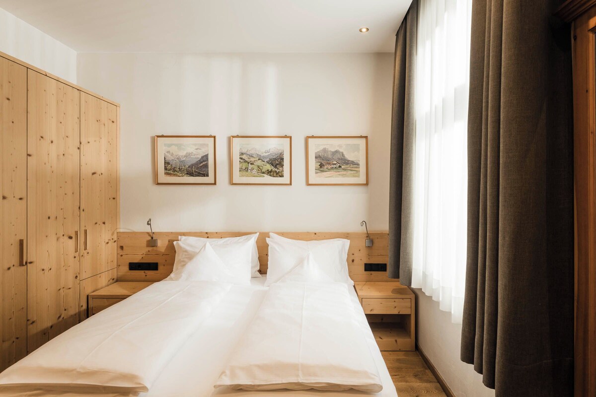 Suite junior, 1 cama doble | Ropa de cama de alta calidad, caja fuerte, escritorio y wifi gratis