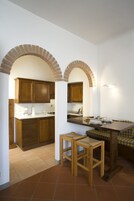 Muebles diferentes y tabla de planchar con plancha