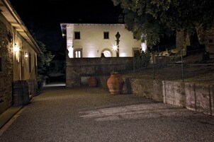 Fachada de la propiedad por la tarde o noche