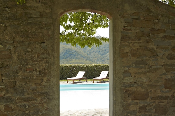 Kauden mukainen ulkouima-allas avoinna 10.00–18.00, aurinkovarjoja