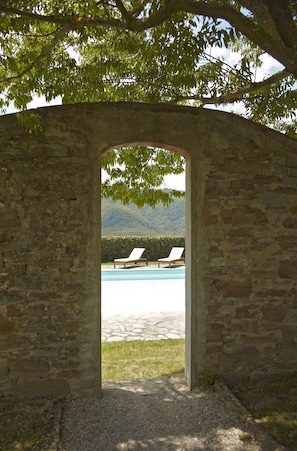 Seasonal outdoor pool, open 10:00 AM to 6:00 PM, pool umbrellas - Agriturismo Colognole (Pontassieve)