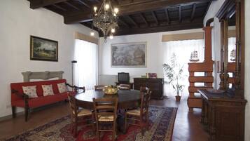 Superior tweepersoonskamer | Individueel gemeubileerd, een strijkplank/strijkijzer, extra bedden