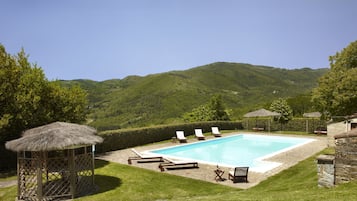 Piscina stagionale all'aperto, ombrelloni da piscina, lettini