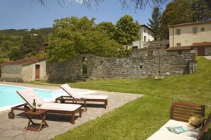 Seasonal outdoor pool, open 10:00 AM to 6:00 PM, pool umbrellas - Agriturismo Colognole (Pontassieve)