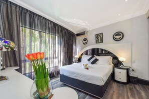 Deluxe with Spa Bath | Sengetøy av topp kvalitet, safe på rommet og individuelt dekorert