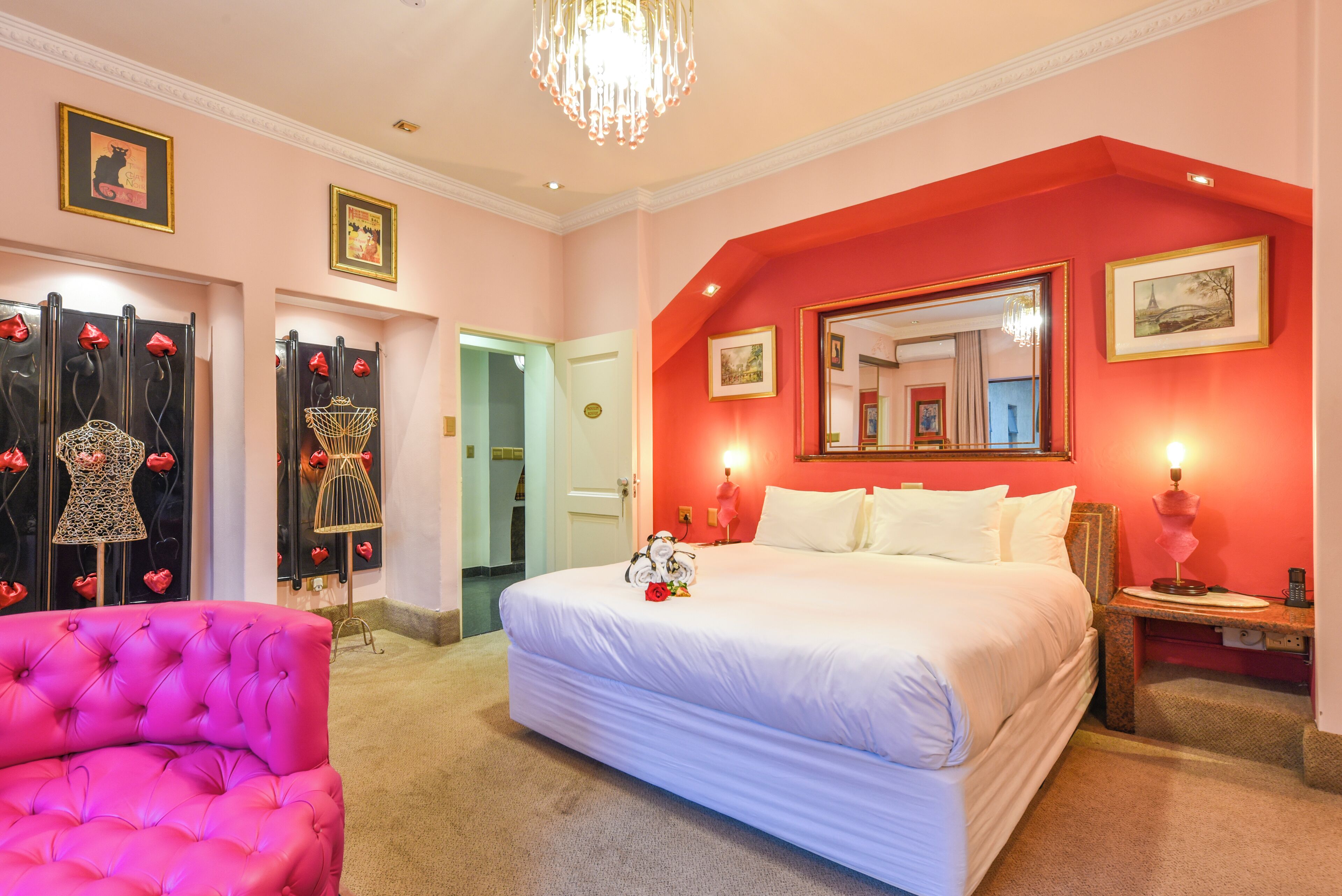 Deluxe Rooms | Ropa de cama de alta calidad, caja fuerte, decoración individual