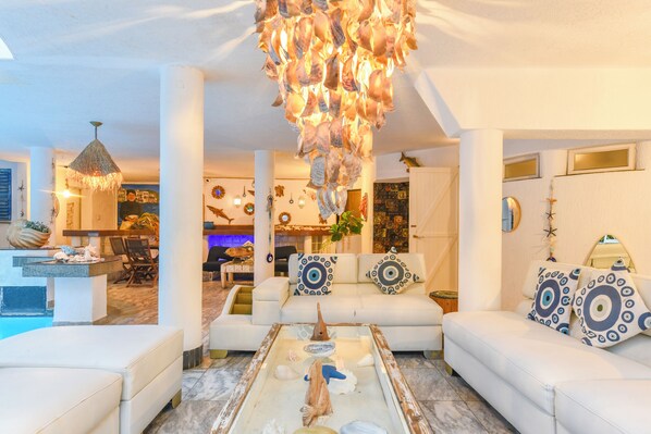 Outdoor pool, pool umbrellas, pool loungers - Villa Simonne (Johannesburg)