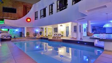 Outdoor pool, pool umbrellas, sun loungers