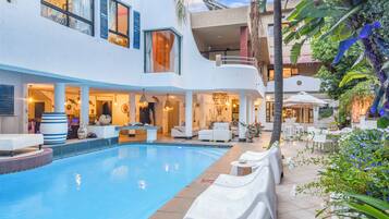 Piscina externa, guarda-sóis, espreguiçadeiras