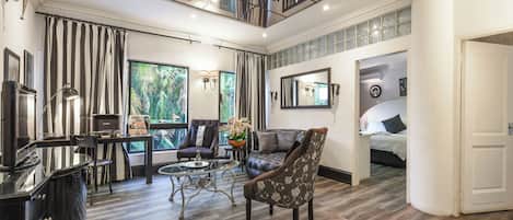 Deluxe with Spa Bath | Living area