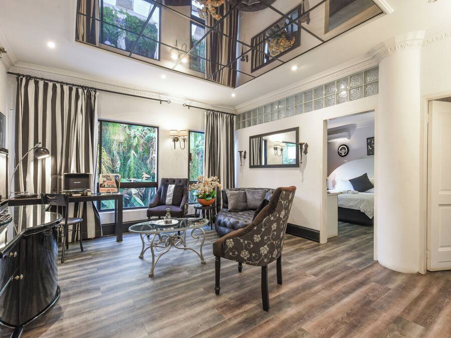 Deluxe with Spa Bath | Área de estar | TV LED