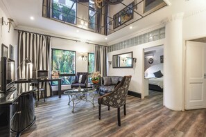 Deluxe with Spa Bath | Living area | LED TV