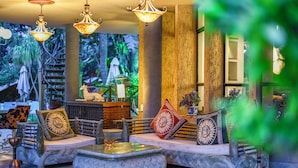 A lobby with a sofa set, a coffee table, and a decorative lamp. - Villa Simonne (Johannesburg)