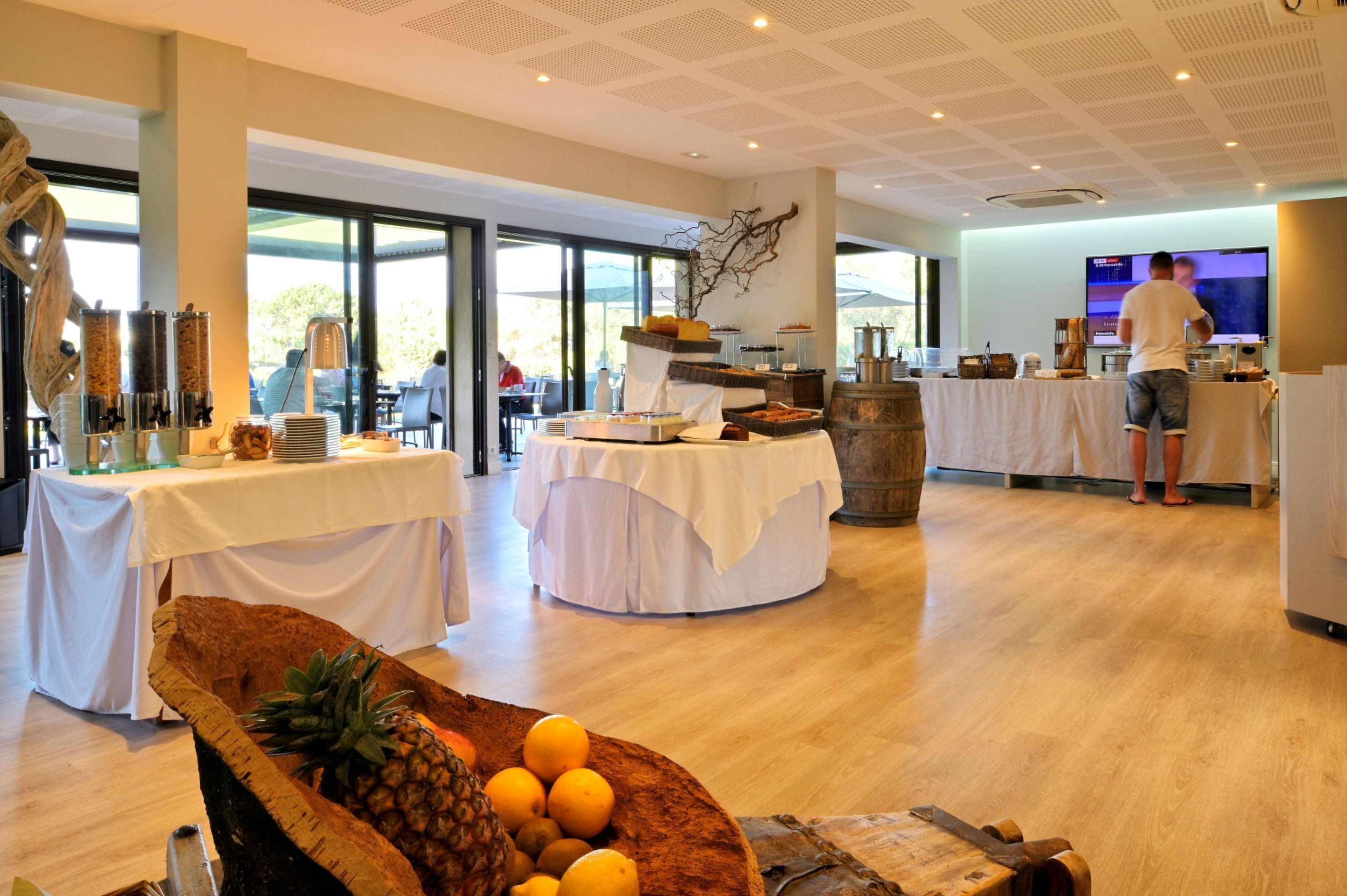 Een buffetopstelling met verschillende soorten eten en een fruitschaal op de voorgrond.