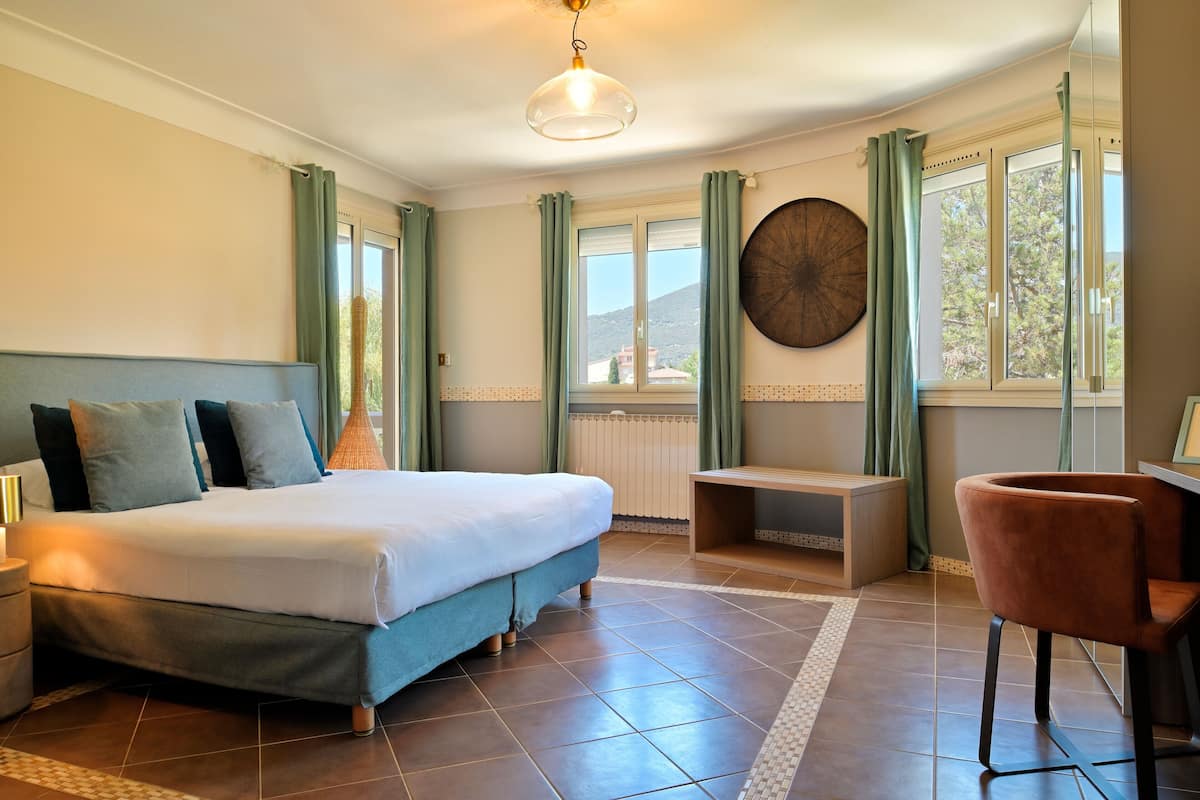 Junior Suite | 1 bedroom, premium bedding, minibar, in-room safe