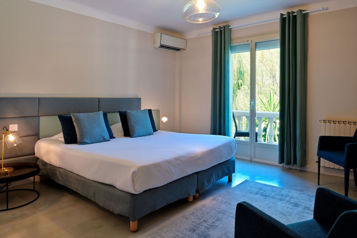 Premium bedding, minibar, in-room safe, blackout curtains