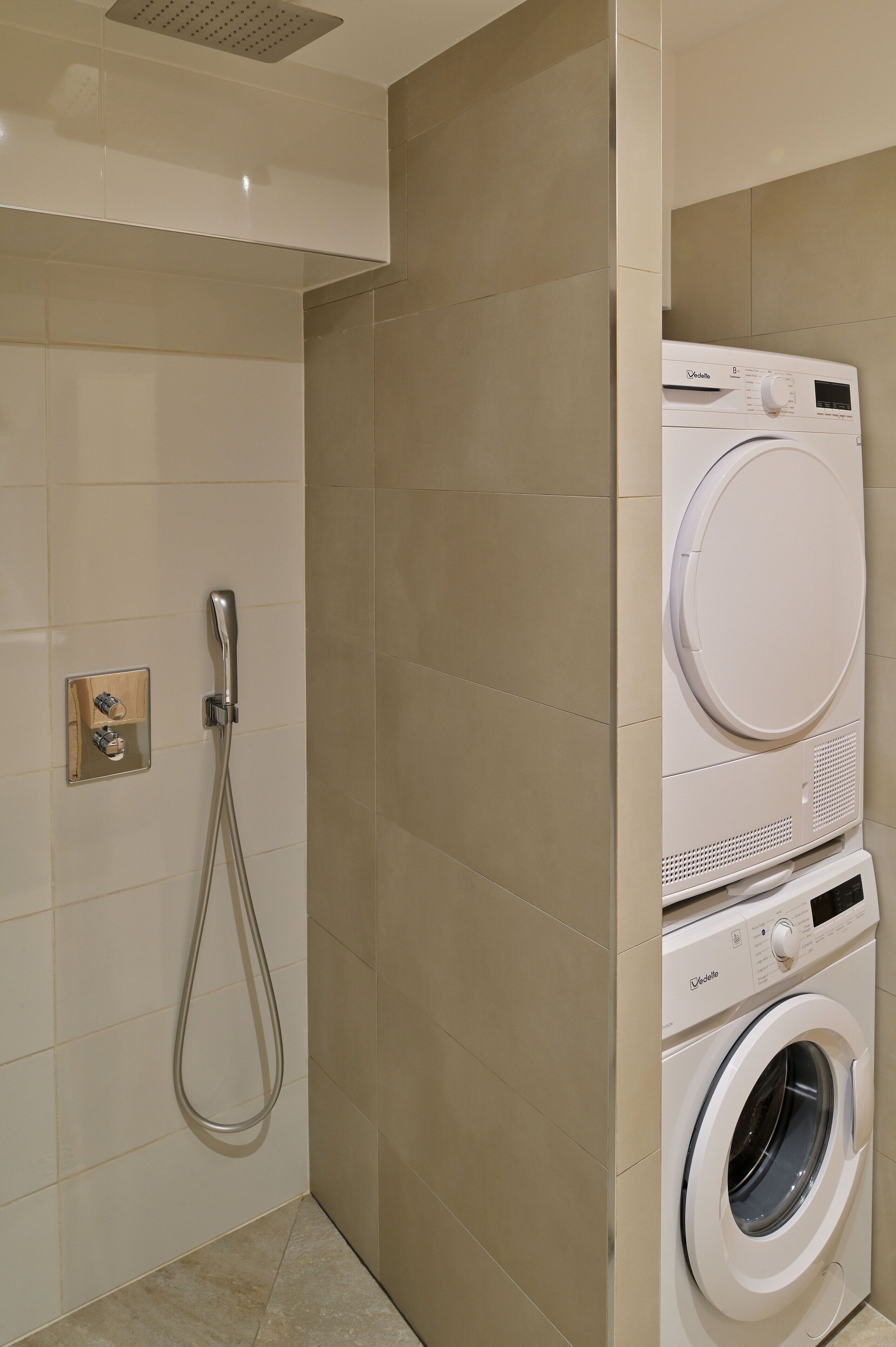 apartment, 3 bedrooms | bathroom | eco-friendly toiletries, hair dryer, slippers, towels