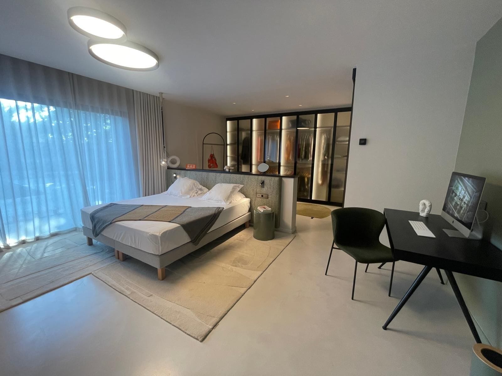 Vila luxo | Roupas de cama premium, frigobar, cofres nos quartos, cortinas blackout