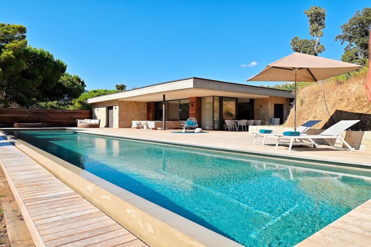 Deluxe Villa | Bathroom | Eco-friendly toiletries, hair dryer, slippers, towels