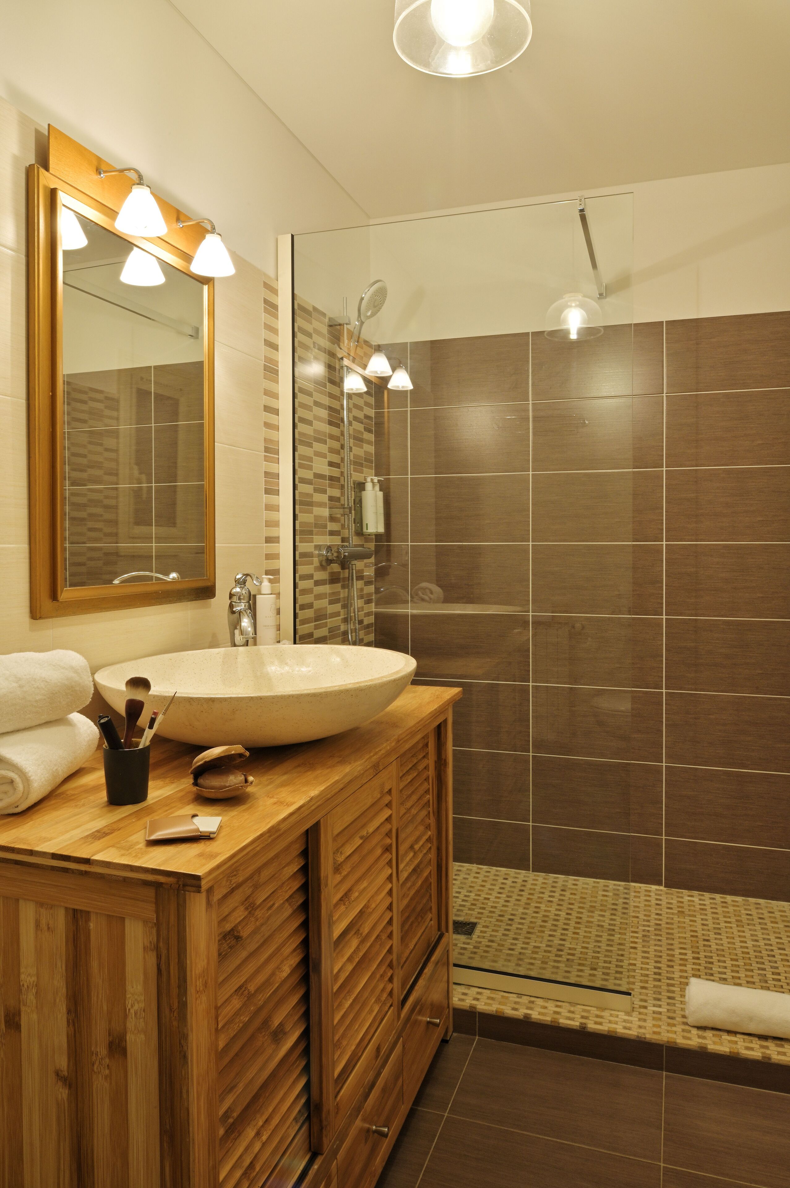junior suite, 1 bedroom | bathroom | eco-friendly toiletries, hair dryer, slippers, towels